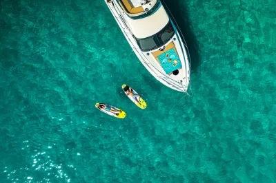 Escapa de dubrovnik para nadar en cuevas marinas, pasear por el pueblo de lopud y relajarte en la playa Šunj con un tour privado en barco. incluye recogida, bebidas y tripulación local.