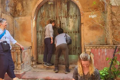 Explore as ruas labirínticas de old delhi, prove comidas de rua, ande de rickshaw e sinta o aroma do mercado de especiarias. guia local e opção de traslado do hotel incluídos.