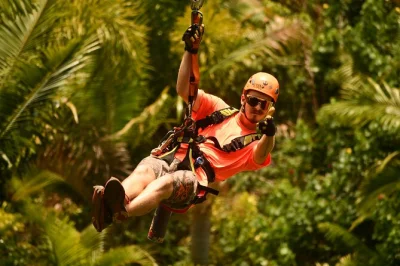 Découvrez l’adrénaline de la zipline dans la jungle de maui : 8 tyroliennes, plateformes dans les arbres, ponts suspendus et pause snack. Équipement, guides locaux et rafraîchissements inclus.