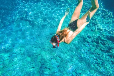Découvrez split en bateau rapide : baignade aux bars de plage de Čiovo, snorkeling dans la blue lagoon et balade dans les ruelles de trogir — matériel de snorkeling et eau inclus.
