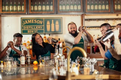 Scopri la jameson distillery bow st. a dublino con degustazioni di whiskey, lezioni di cocktail e accessi esclusivi con guida locale.