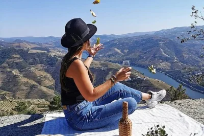 Valle del douro, tour tra vigneti, pranzo sul fiume e crociera in barca rabelo con guida locale e pick-up da porto.