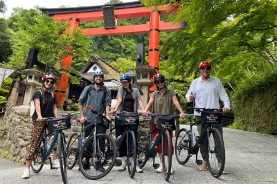 Scopri kyoto in bici tra le vie tranquille di arashiyama, visita la foresta di bambù all’alba, giardini zen e templi con guida bilingue. include bici, casco e acqua.