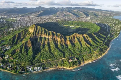 Découvrez la randonnée de diamond head avec prise en charge facile à waikiki, billets d’entrée inclus, et une navette sans attente pour profiter des vues emblématiques d’hawaï.