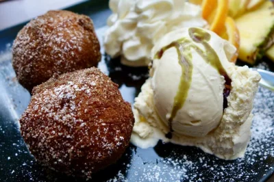 Start at berlin’s east side gallery, taste currywurst and berliner favorites, explore street art in friedrichshain, and share laughs with local guides. includes food tastings and drinks.