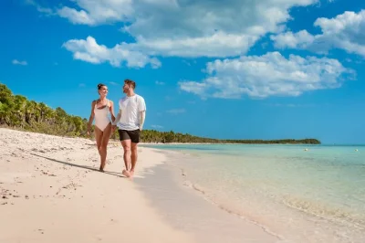 Découvrez cozumel et le kuzÁ beach park : plage de sable blanc, jeux, sentiers nature, musique live et espaces ombragés pour une journée complète de détente.