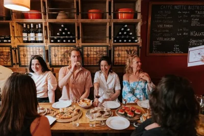 Explore o oltrarno em florença com um guia local, degustando vinhos chianti, aprendendo a preparar negroni e saboreando gelato artesanal em grupo pequeno.