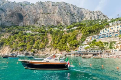 Disfruta de un tour en barco por capri desde sorrento con paradas para nadar, prosecco y guías locales. incluye recogida, bebidas y tiempo para explorar capri.