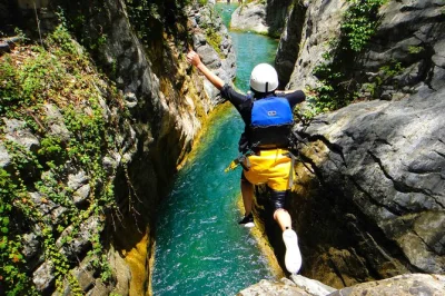 Vivi l’emozione del canyon matacanes vicino a monterrey: canyoning, salti in acqua, grotte e discese in corda con attrezzatura e pick-up inclusi. gruppi piccoli e guide esperte.