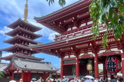 Scopri il quartiere asakusa di tokyo, attraversa kaminarimon, assaggia gli snack di strada e visita il tempio sensoji con guida. ingresso incluso, prenotazione semplice.