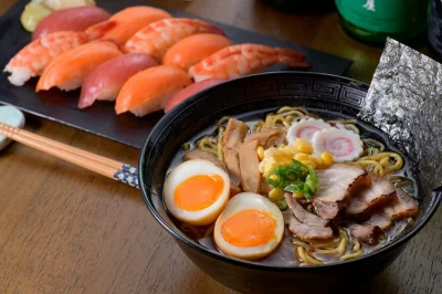 Scopri i sapori di tokyo con un corso pratico di ramen e sushi, assaggia il sake abbinato e impara dai cuochi locali. ingredienti inclusi e guida in inglese.