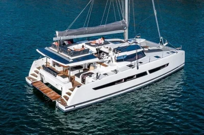 Scopri le acque turchesi di mykonos a bordo di un catamarano nuovo, nuota vicino a rhenia o lungo la costa sud, gusta un pranzo preparato da uno chef e rilassati con bevande incluse e transfer dall’