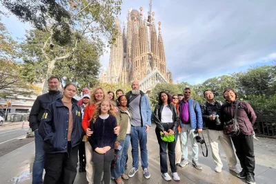 Siente el encanto del barrio gótico de barcelona, los picos de montserrat y la luz de la sagrada familia en un tour en grupo pequeño con guía local y recogida en hotel.