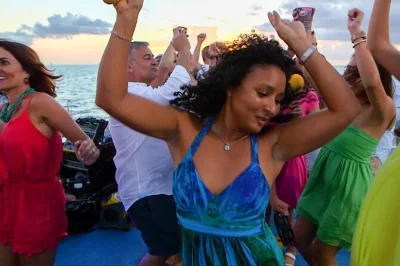 Key west, mallory square, fort zachary taylor : vivez un coucher de soleil magique en catamaran avec musique live, margaritas à volonté et tapas locaux. une soirée inoubliable au fil de l’eau.