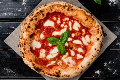 Comece seu tour gastronômico em nápoles na piazza dante, prove a verdadeira pizza napolitana, vinhos e petiscos de rua com guia local. inclui mais de 8 degustações e café.