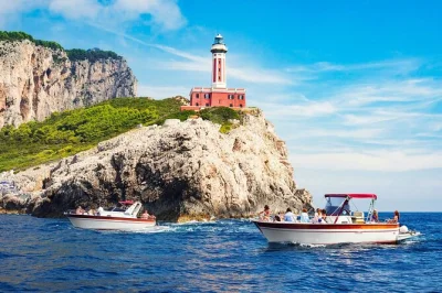 Descubre capri en un paseo en barco desde sorrento con paradas para nadar, guía local, degustación de prosecco y limoncello, y 4 horas para explorar la isla a tu ritmo.