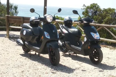 Noleggia uno scooter 125cc a ericeira per 24 ore. consigli locali, casco gratuito, cancellazione flessibile e assistenza 24h. prenota ora il tuo scooter.
