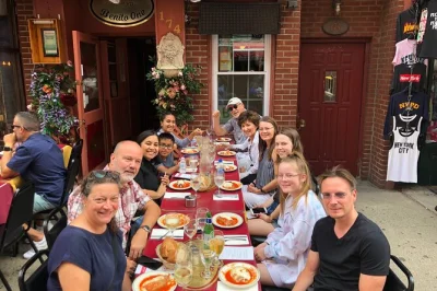 Partez avec un guide local à travers chinatown et little italy, goûtez dumplings, pâtisseries et classiques italiens. dégustations assises, boissons et anecdotes incluses—réservez vite.