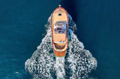 Desde sorrento, disfruta un tour privado en barco por la costa amalfitana con paradas para nadar, prosecco y tiempo en positano y amalfi. incluye recogida en hotel y patrón en inglés.