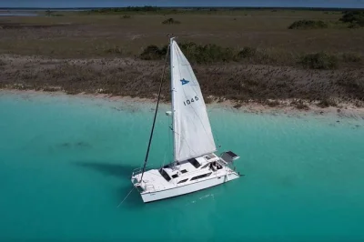 Scivola nella laguna di bacalar su un catamarano privato, fai il bagno al canale dei pirati, ascolta storie locali e rilassati con frutta fresca, guacamole e bevande—tutto l’equipaggiamento inclus