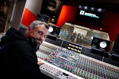Visita i leggendari windmill lane recording studios di dublino, ascolta storie su u2 e the cranberries, prova a mixare il tuo brano e prenota in anticipo per un accesso esclusivo.