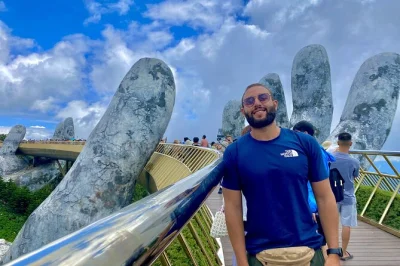 Explore ba na hills em da nang: atravesse a golden bridge, ande no teleférico mais longo da Ásia, visite a vila francesa e aproveite um almoço buffet. inclui transporte do hotel.