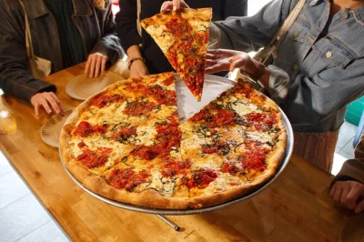 Dégustez les meilleurs bagels, pizzas et tacos de greenwich village lors de cette balade gourmande à new york. découvrez des lieux cultes de séries, savourez six dégustations et flânez avec un g