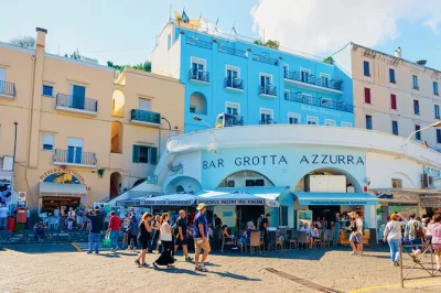 Comece seu passeio de um dia em capri saindo de nápoles com bilhetes de ferry, guia local e minibus pela ilha. inclui entrada nos jardins de augusto, opções de pickup e tempo para explorar anacapri