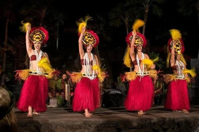 Vivez l’esprit d’oahu au chief’s luau : accueil au lei, festin traditionnel, spectacle polynésien et transfert hôtel aller-retour inclus. réservez vite !