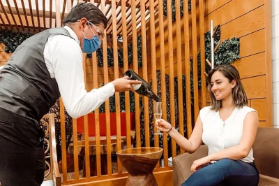 Evita la confusione all’aeroporto di cancun con l’accesso alla mera vip lounge: buffet, open bar, docce in terminal 4 e ingresso immediato. wi-fi e prese di corrente incluse.