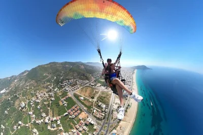 Siente la emoción de volar en parapente sobre la playa cleopatra de alanya, despegando desde 700 metros con un piloto certificado. incluye recogida en hotel y todo el equipo.