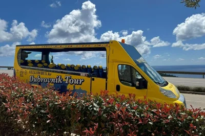 Profitez d’une balade de 90 minutes en bus cabriolet à dubrovnik, avec commentaires en direct, prise en charge en vieille ville et arrêts panoramiques pour admirer la ville et la côte.