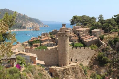 Descubre la auténtica costa brava en una excursión desde barcelona con paseo en barco, visita guiada por tossa de mar y tiempo para recorrer sus pueblos costeros. incluye transporte en autobús.