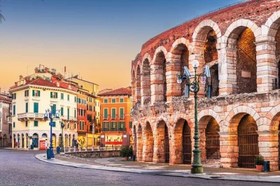 Explore o centro histórico de verona com um guia de áudio local, visite pontos icônicos no seu ritmo e descubra dicas de comida. guia digital disponível em vários idiomas.
