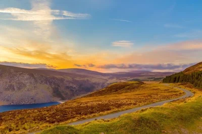 Scopri la natura selvaggia di wicklow in un tour di gruppo da dublino, con sally gap, guinness lake, glendalough e un assaggio di whiskey locale. incluso il pickup.