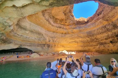 Siente la brisa marina en un barco semirrígido desde albufeira, explora las cuevas de benagil, avista delfines con guías locales y descubre la costa del algarve de cerca. chalecos salvavidas incluid