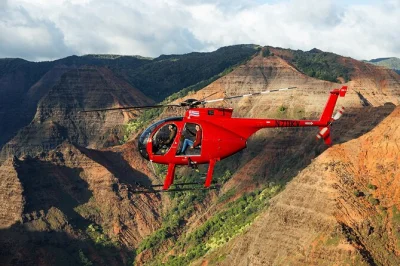 Siente el viento en un vuelo en helicóptero sin puertas sobre la costa na pali, el cañón waimea y cascadas ocultas de kauai. todas las plazas junto a la ventana. incluye tasas.