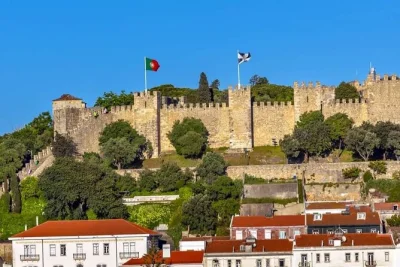 Évitez la file d’attente au castelo de são jorge à lisbonne grâce à un billet coupe-file, un accompagnateur et une carte pour profiter directement des vues, jardins et ruines anciennes.