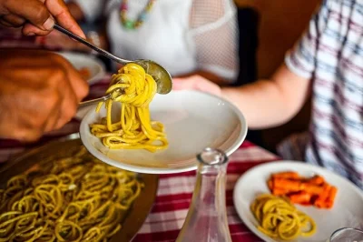 Wander rome’s historic centre with a local guide, sampling pizza, pasta, cheeses, and artisanal gelato. includes tastings, secret dish, and easy meeting point.