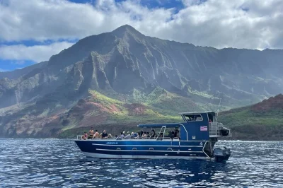 Siente la brisa salina en un tour en barco por la costa napali de kauai, con cuevas marinas, snorkel, avistamiento de delfines y tripulación local. incluye almuerzo y todo el equipo.