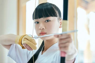 Vivi l’esperienza del kyudo al castello di hiroshima con una lezione pratica di tiro con l’arco in abiti tradizionali. tutto l’equipaggiamento incluso e istruttori esperti.