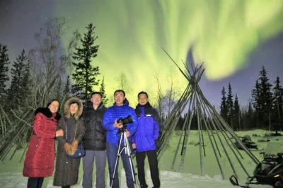 Step onto the ingraham trail in yellowknife for a northern lights tour with lakeside stops, free photos, snacks, and pickup included. experience real winter magic.