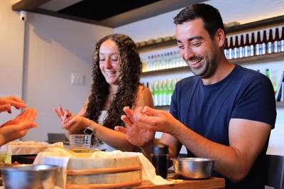 Vivi un corso pratico di sushi ad asakusa, tokyo, a due passi dal tempio sensoji. ingredienti inclusi, pasto e istruttore amichevole che parla inglese.