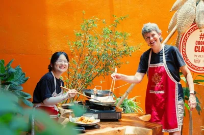 Descubre hanoi con una clase práctica de cocina, paseo por el mercado local, degustación de vino casero y café especial. incluye recogida y libro de recetas.