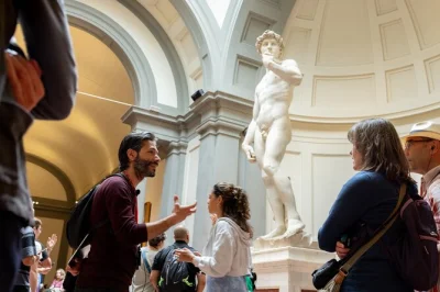 Descubra a galeria accademia em florença com ingressos sem fila e guia local. veja de perto o david de michelangelo e explore o museu no seu ritmo após o tour.