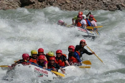 Sinta a emoção do rio ganges em um rafting de 16km em rishikesh, com corredeiras fortes, saltos de penhasco e transfer privado. guiado por locais, com equipamento e transporte de volta incluídos.