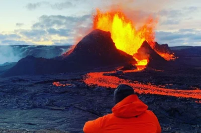 Scopri la potenza del vulcano fagradalsfjall in islanda con un’escursione guidata, esplora crateri fumanti, visita grindavík e seltún, con opzioni di pickup disponibili.
