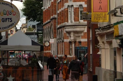 Explorez cork avec un guide local, découvrez ses légendes musicales, flânez dans l’english market et plongez dans son histoire maritime cachée. tous frais inclus.