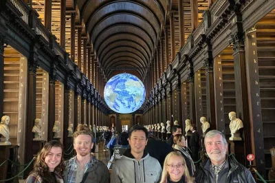 Scopri il cuore di dublino con accesso anticipato al book of kells, una passeggiata guidata tra i giardini del castello e un coro spontaneo davanti alla statua di molly malone—con ingresso prioritar