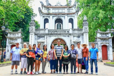 Descubre hanoi y su historia desde el mausoleo de ho chi minh hasta el templo de la literatura. incluye recogida en el barrio antiguo, entradas y guía en inglés.